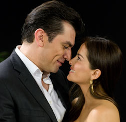 Que Bonito Amor: Jorge Salinas y Danna Garcia